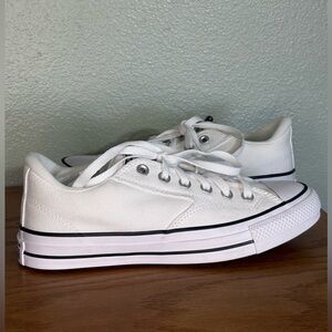 Converse Chuck Taylor Classic White & Black Sneakers Women’s size 9 Men’s size 7